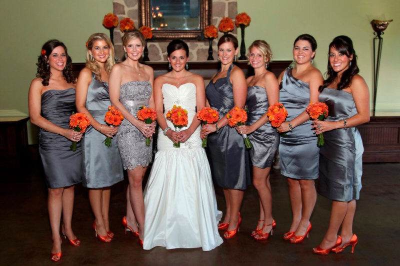 Наряды невесты и подружек с серо-оранжевой гамме