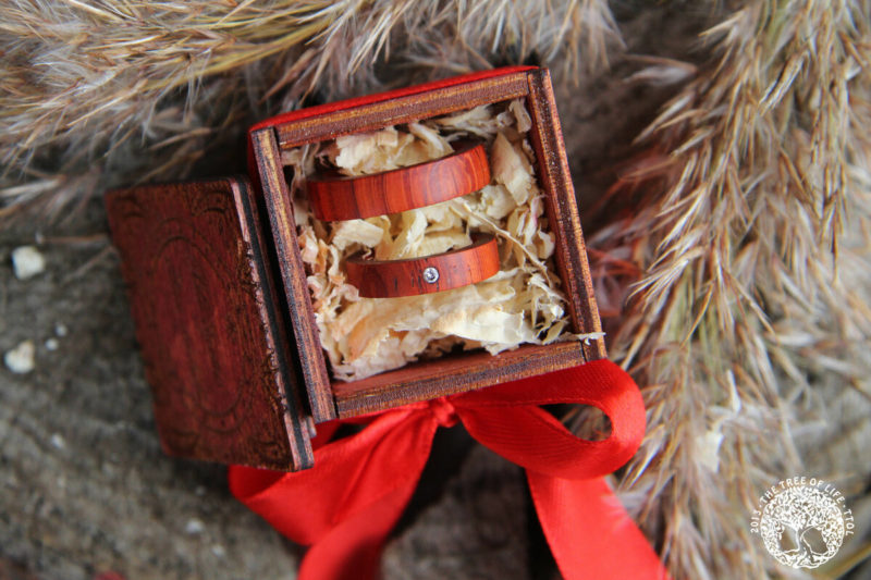Кольца обручальные из красного дерева в коробке