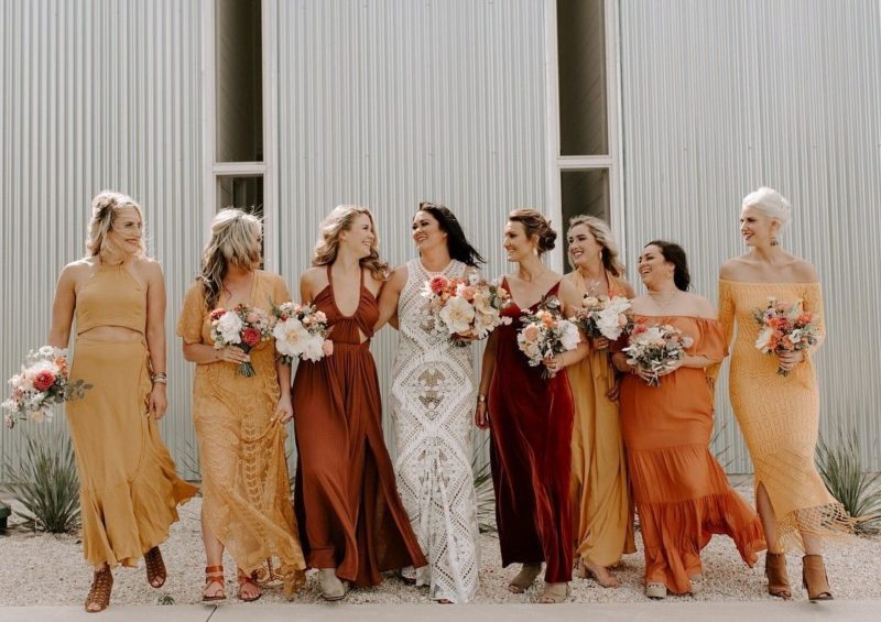 Подружки невесты в платьях оттенков янтаря