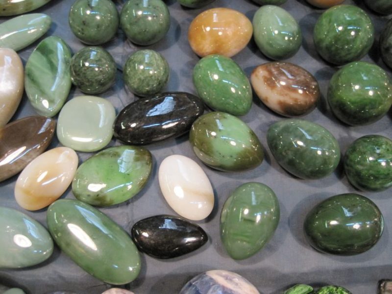 Нефритовые камни разных оттенков