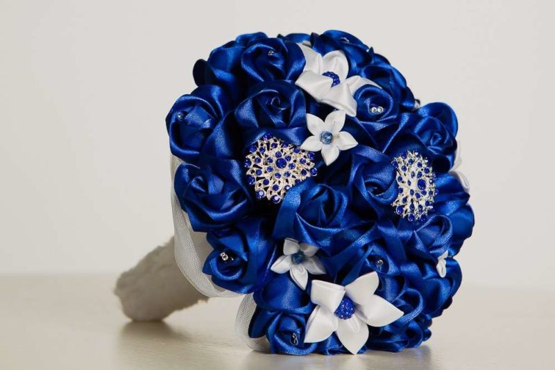 Свадебный букет из атласных лент в синем цвете