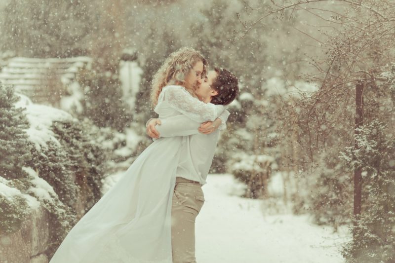 Зимняя свадьба поцелуй