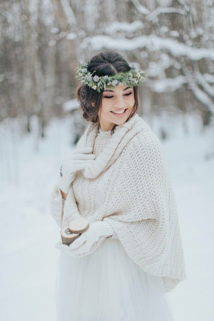 Невеста зимой в вязаной накидке