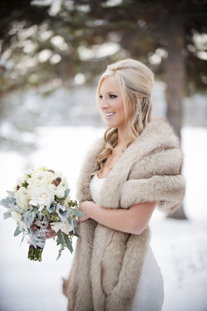 Невеста зимой в меховой накидке