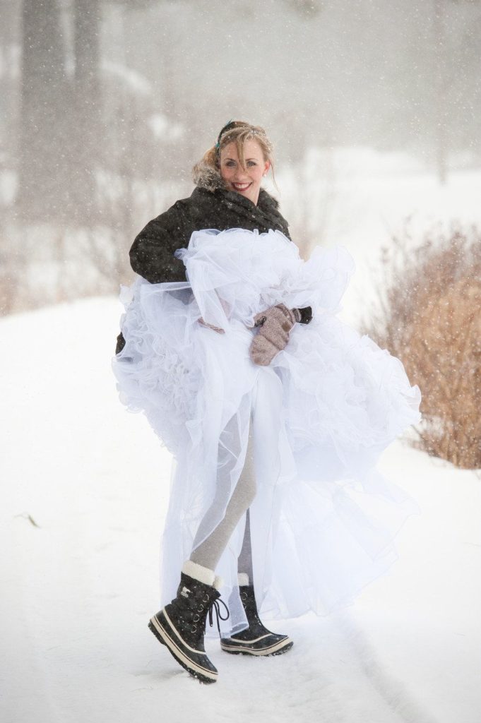 Невеста в зимней обуви