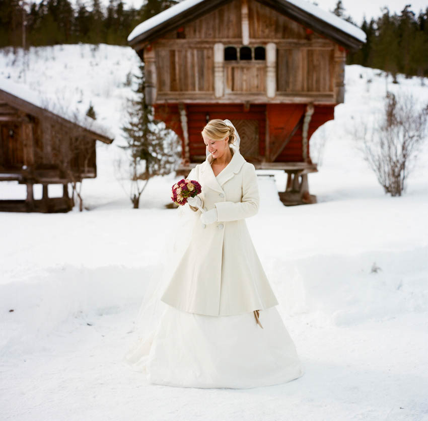 Невеста в пальто зимой