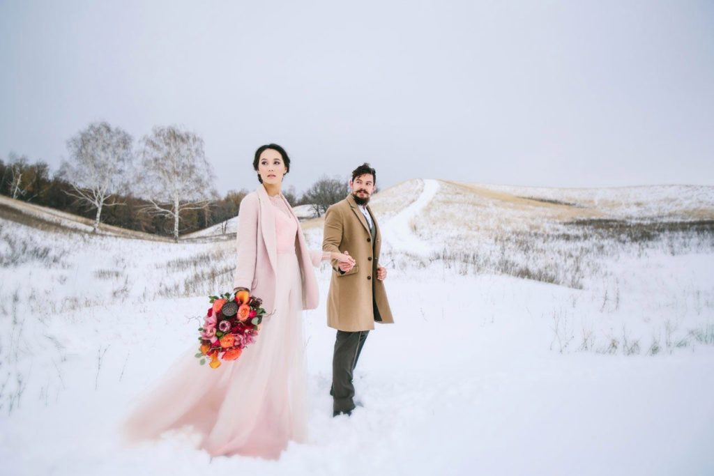 Невеста в пальто зимой