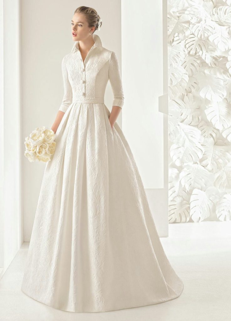 Невеста в платье с длинным рукавом