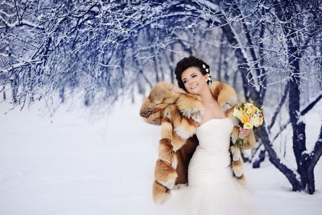 Невеста в платье и шубе зимой