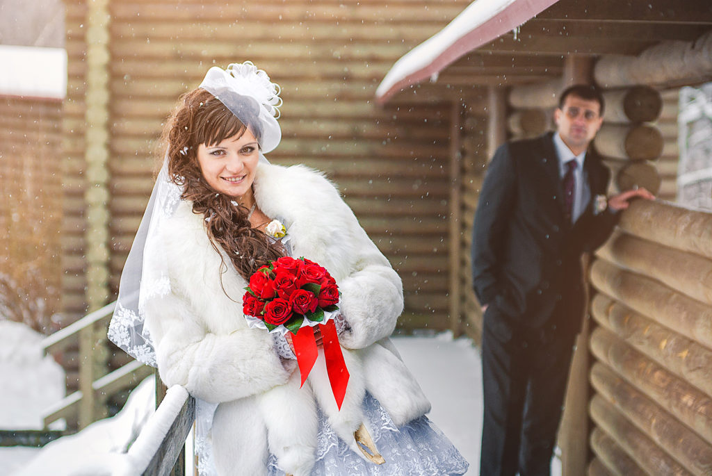 Невеста в платье и шубе зимой