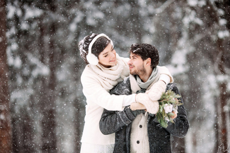 Жених и невеста под снегом