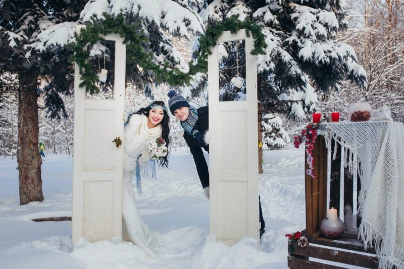 Зимняя свадьба с аркой