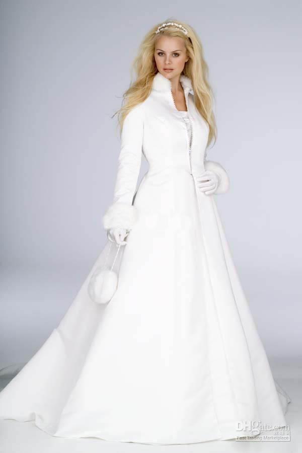 Невеста в платье с меховой оторочкой