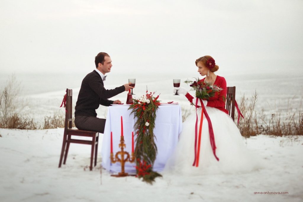 Свадебная фотосессия за столом зимой