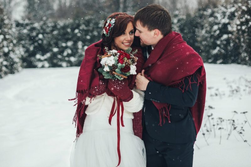 Жених и невеста зимняя свадьба