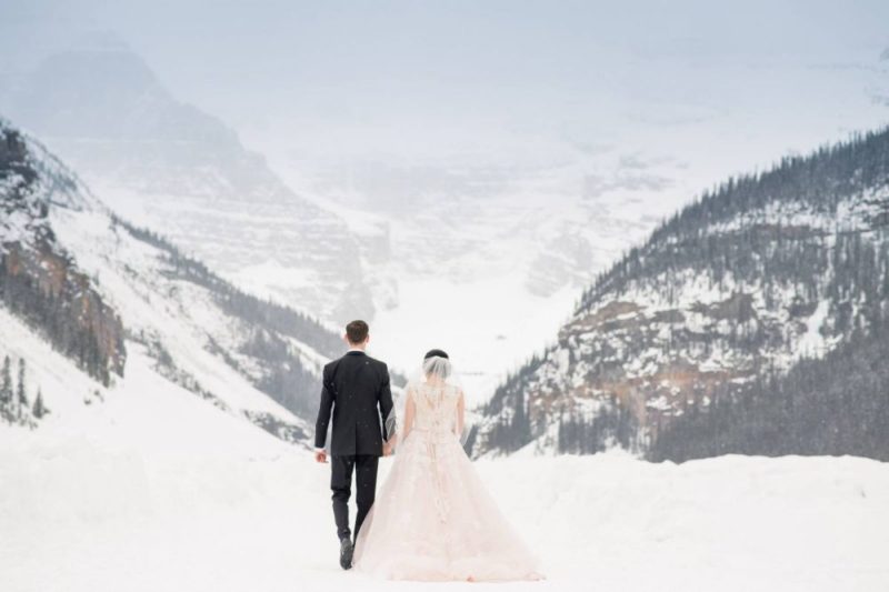 Жених и невеста зимой