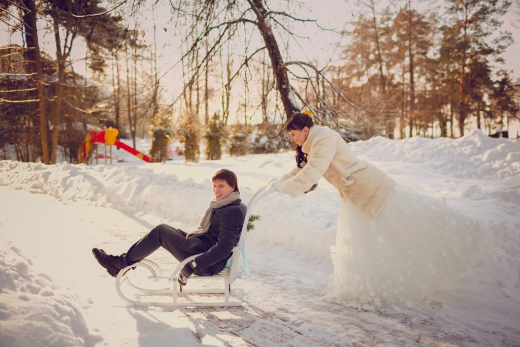 Жених и невеста зимой