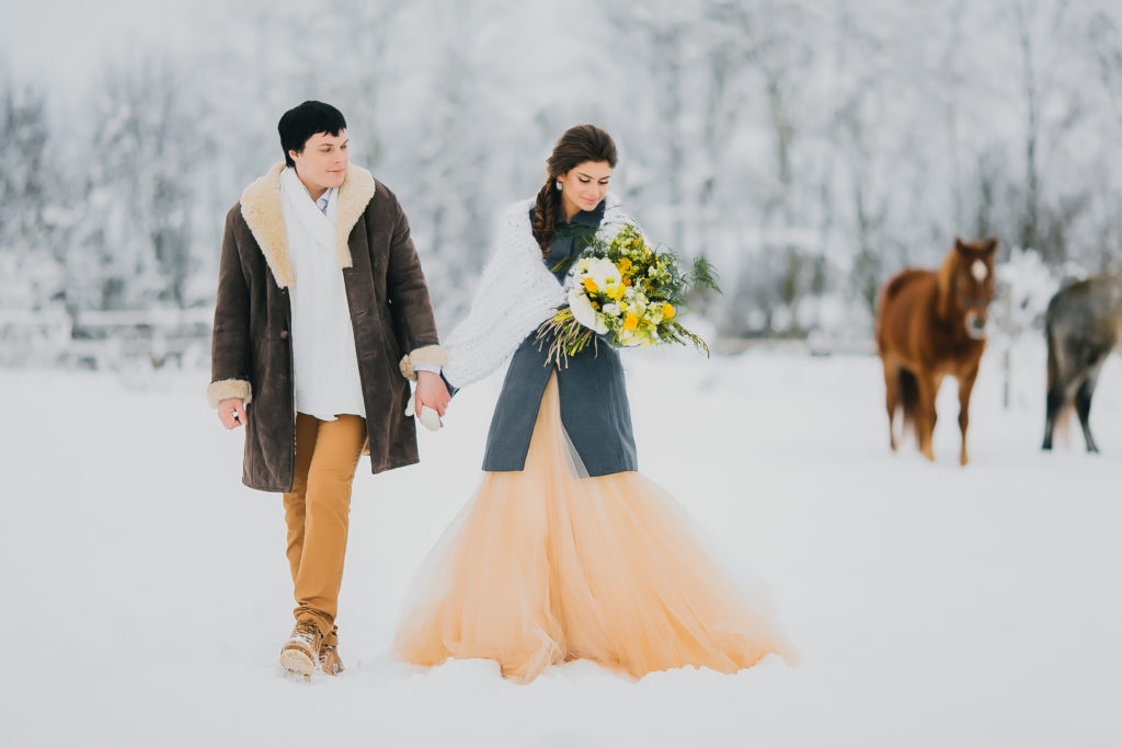 Зимняя невеста в пальто