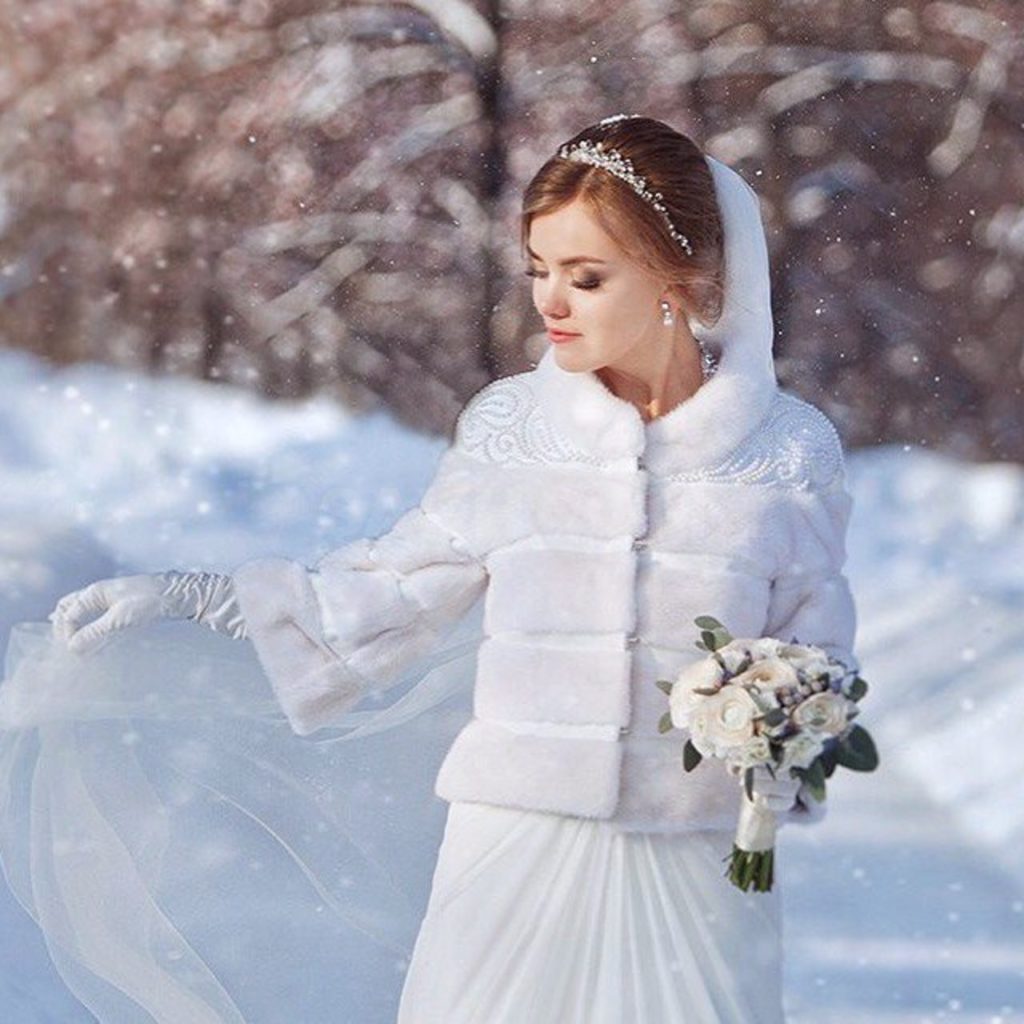 Зимняя невеста в шубке
