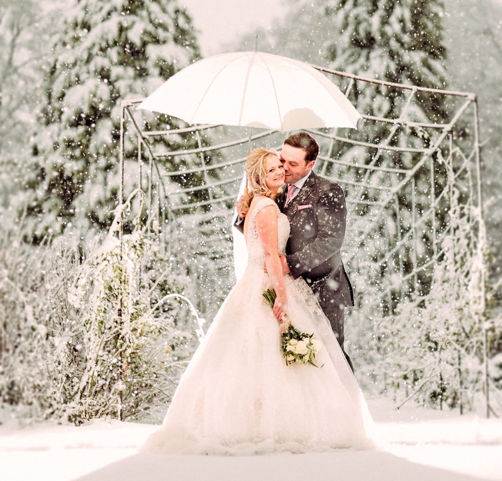 Фотосессия свадебная зимняя с зонтом