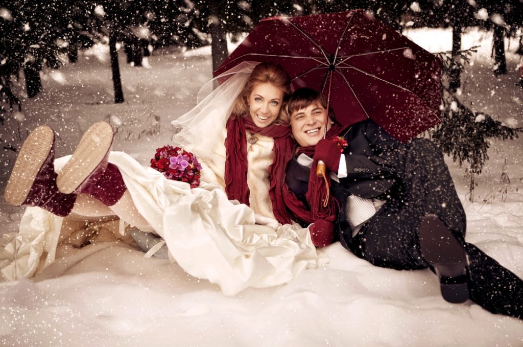Фотосессия свадебная зимняя с зонтом