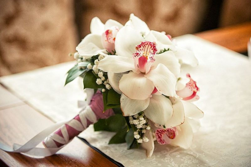 Букет невесты из орхидей 2023