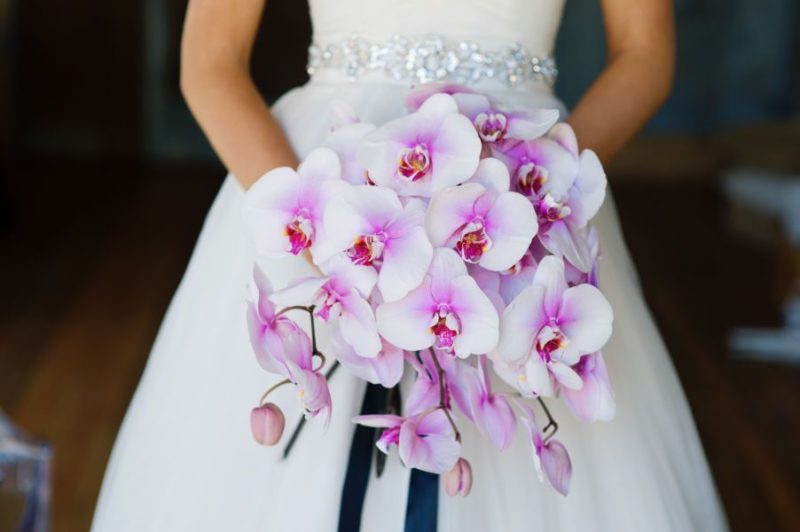 Букет невесты из орхидей 2023
