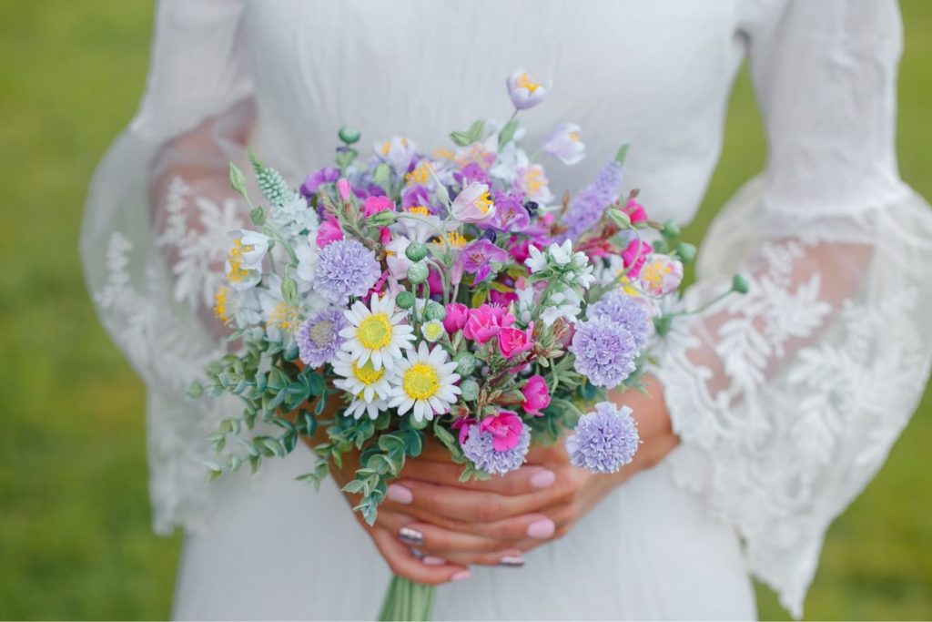 Букет невесты с полевыми цветами 2023