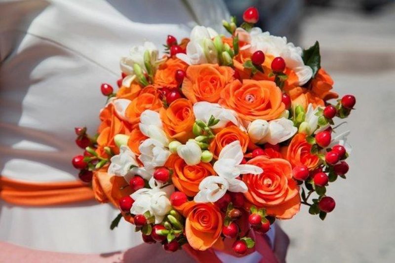 Букеты невесты 2023 в оранжевых тонах