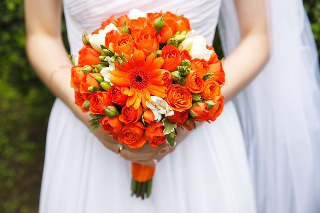 Букеты невесты 2023 в оранжевых тонах