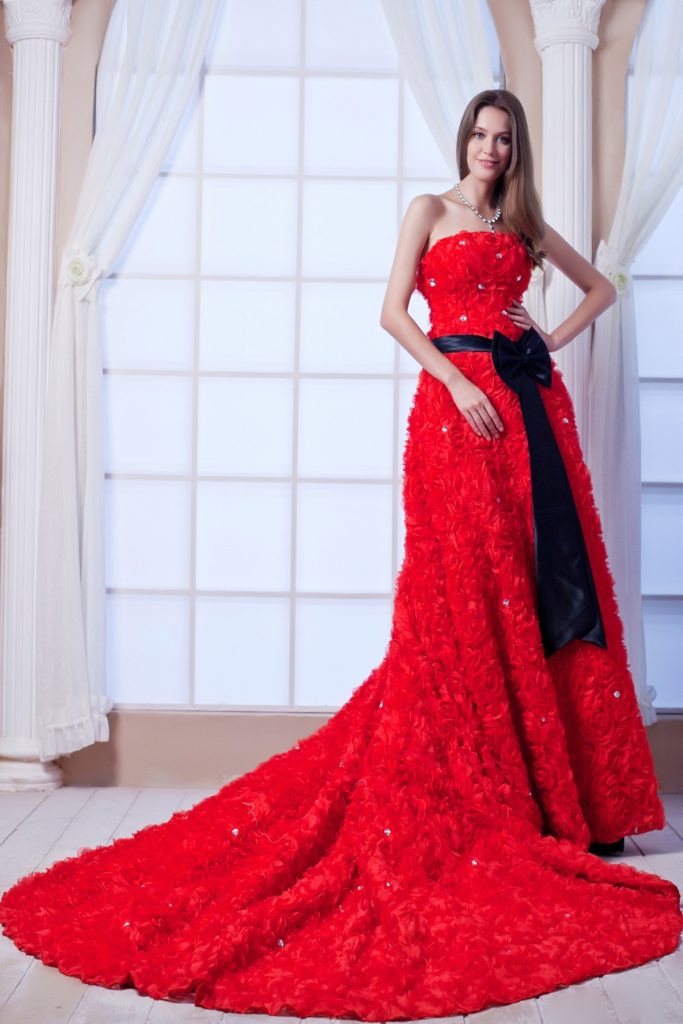Красное свадебное платье с бантом