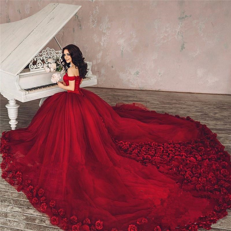 Красное свадебное платье с цветами