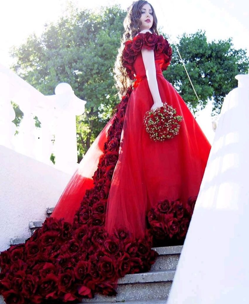 Красное свадебное платье с цветами