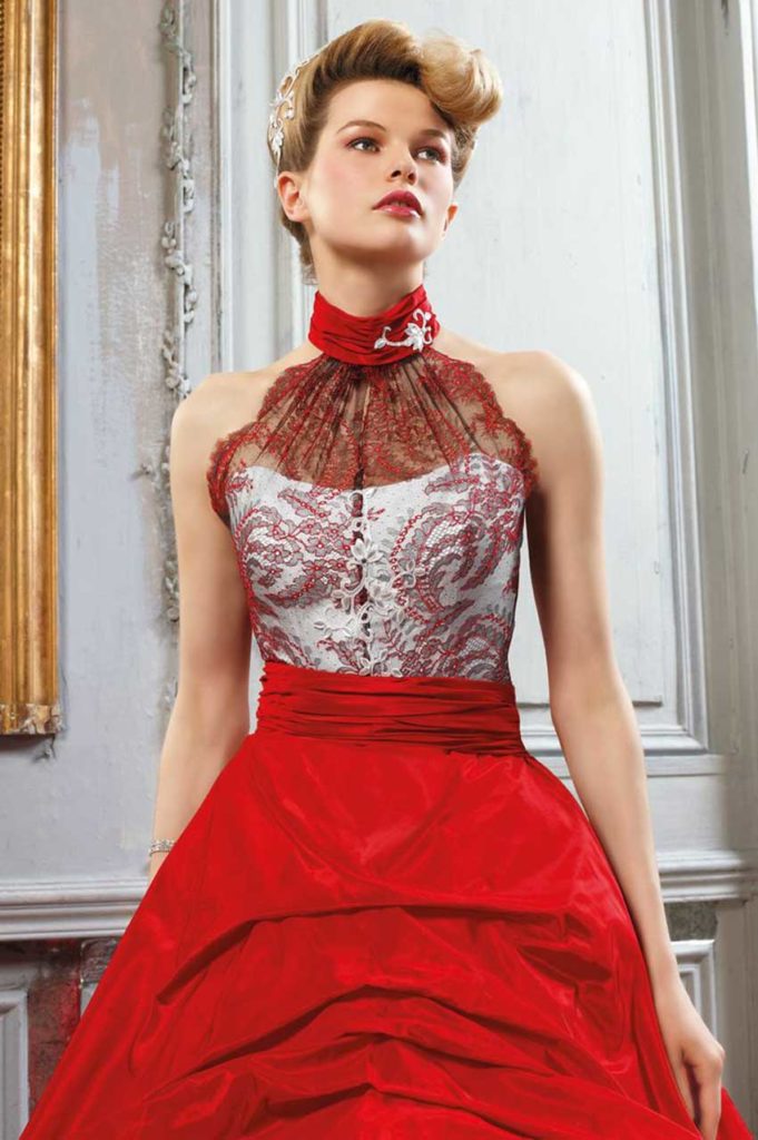 Красное свадебное платье с воротником
