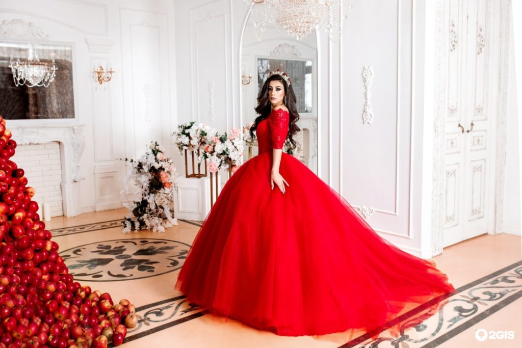 Стильное красное платье для свадьбы