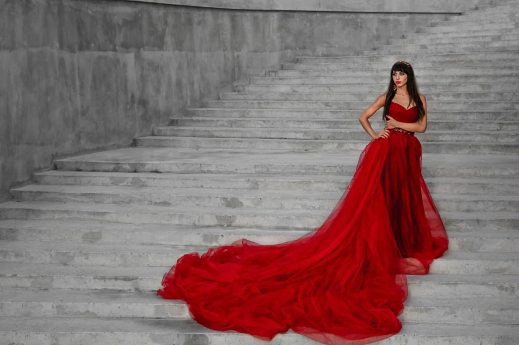 Стильное красное платье для свадьбы