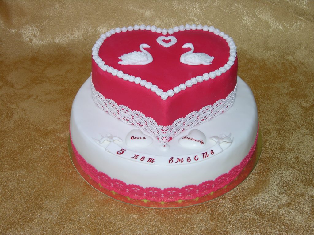 Торт на годовщину свадьбы с сердечками