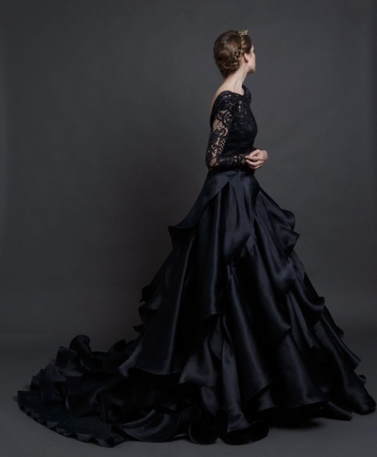 Черное свадебное платье с рюшами и воланами 2023