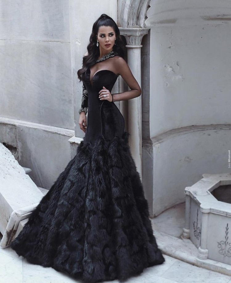 Черное свадебное платье с рюшами и воланами 2023