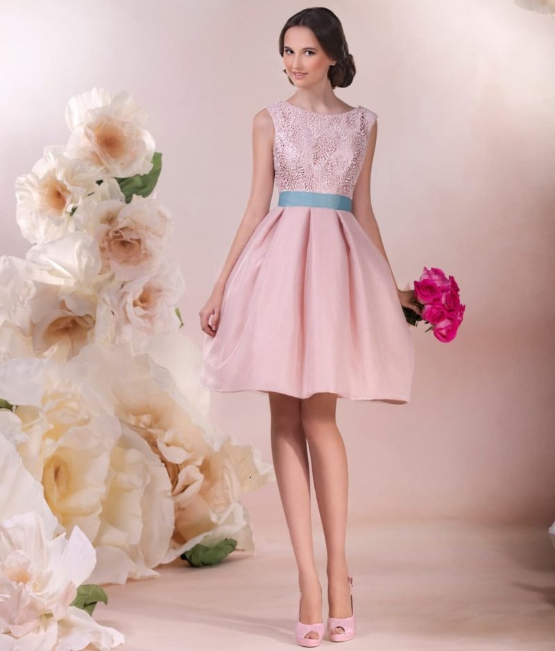 Невеста в розовом коротком платье