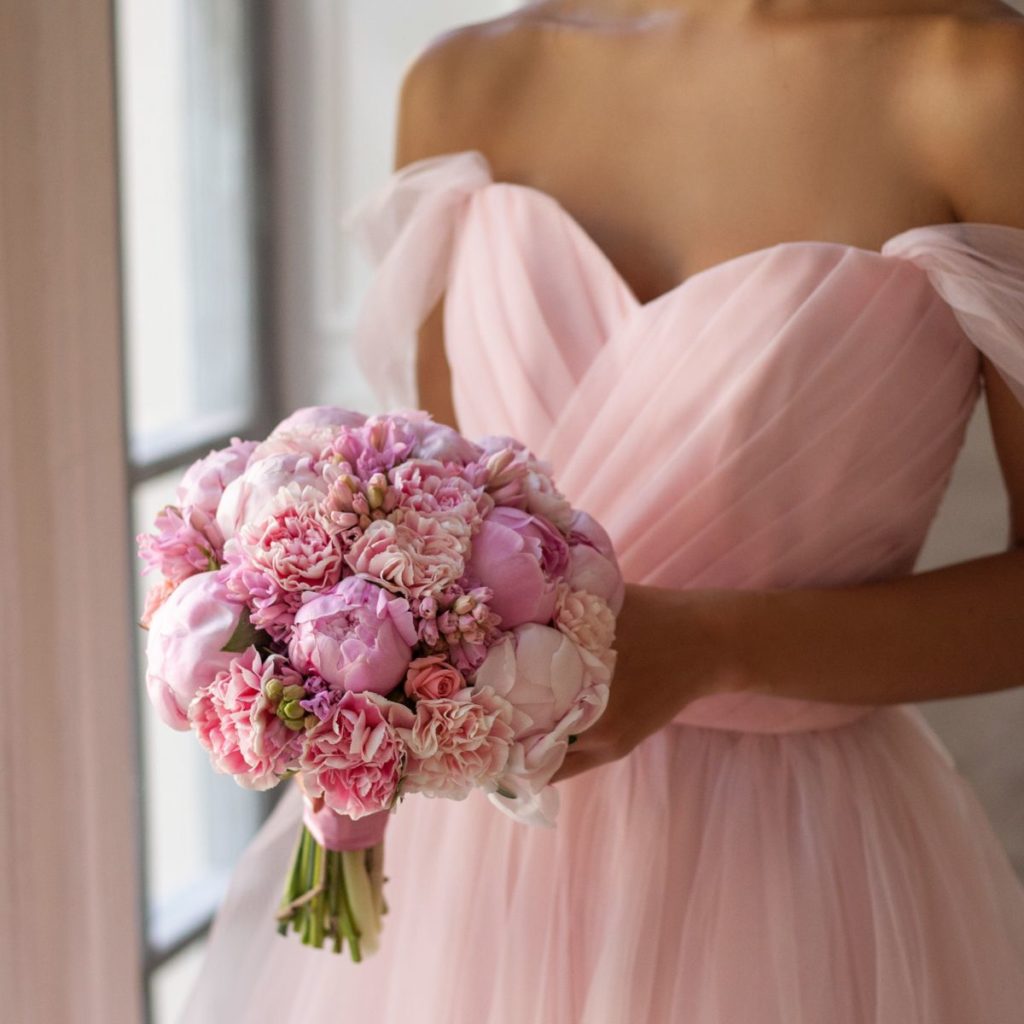 Невеста в розовом платье букет