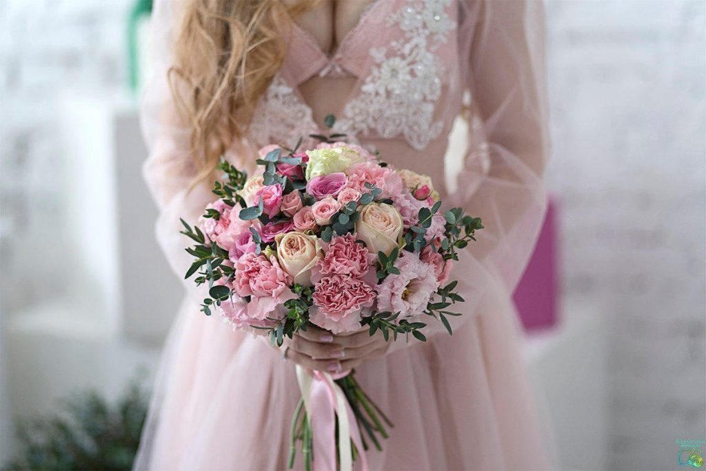 Невеста в розовом платье букет