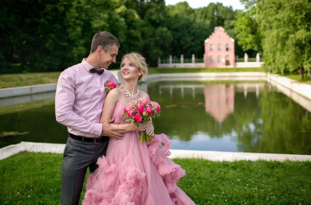 Невеста в розовом платье и сочетание с костюмом жениха