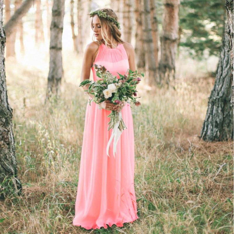 Невеста в розовом прямом платье