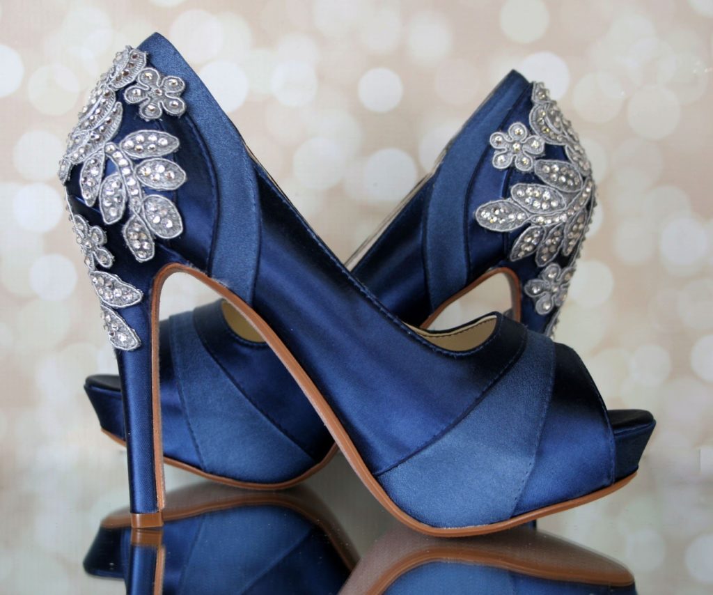 Обувь невесты в голубом платье