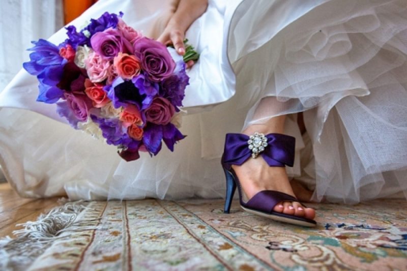 Обувь невесты в голубом платье