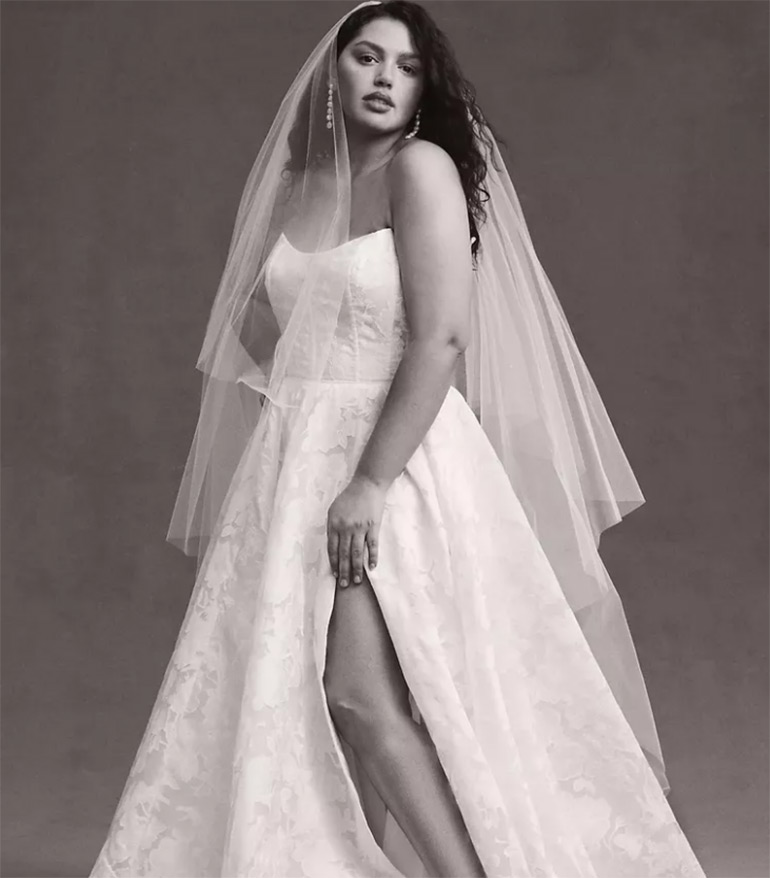 Полная невеста в платье с корсетом