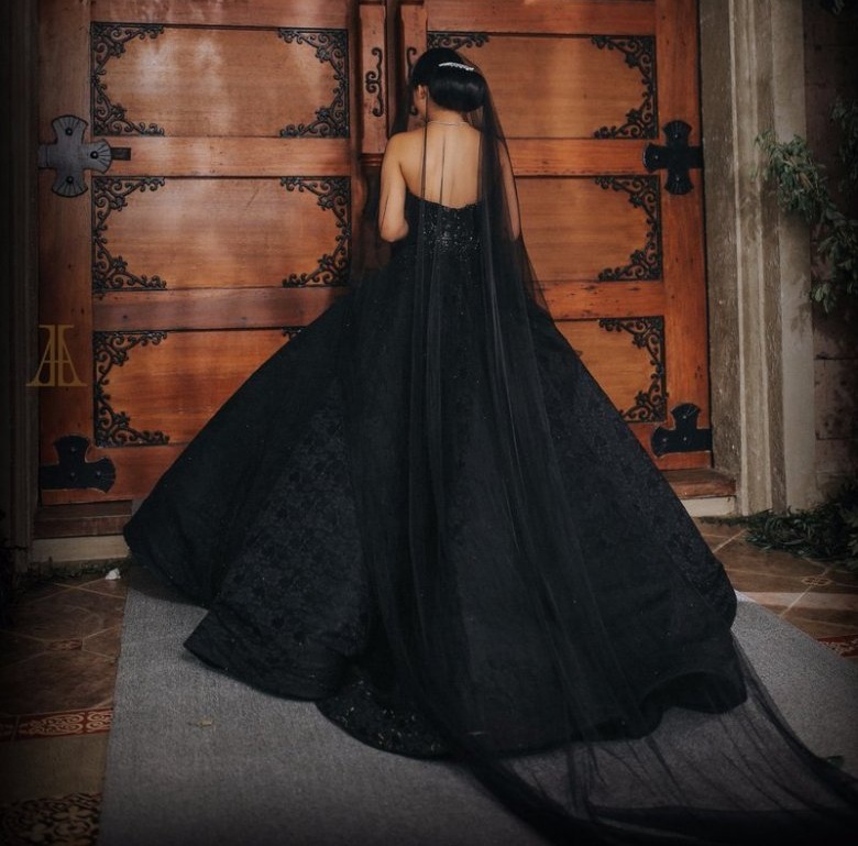 Стильные черные платья для свадьбы