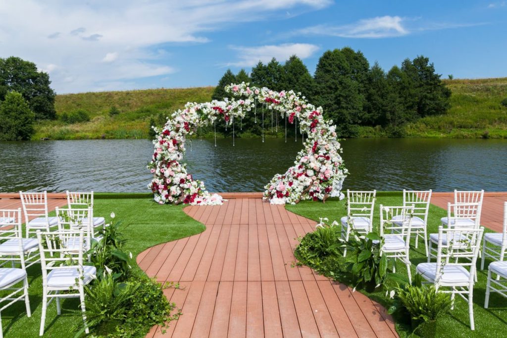 Свадьба летом на берегу озера