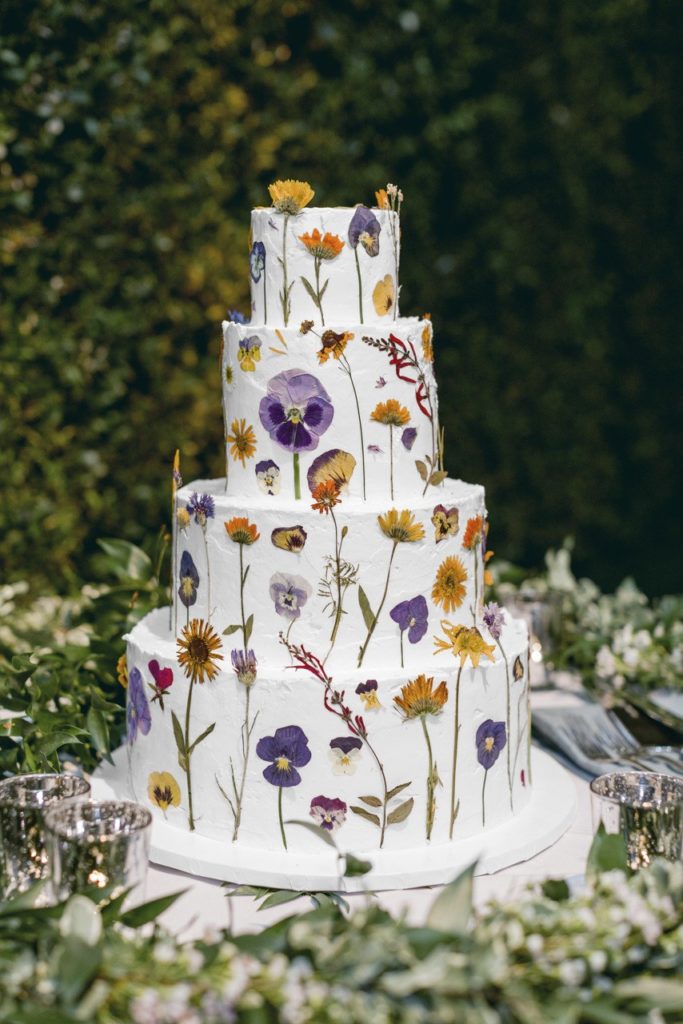 Свадебный торт с прессованными цветами